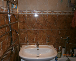 Установленная раковина в ванной специалистами СанТехПомощь