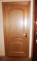 Установленная межкомнатная дверь специалистами СанТехПомощь