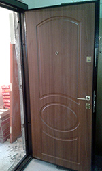 Смонитрованная металлическая дверь специалистами СанТехПомощь